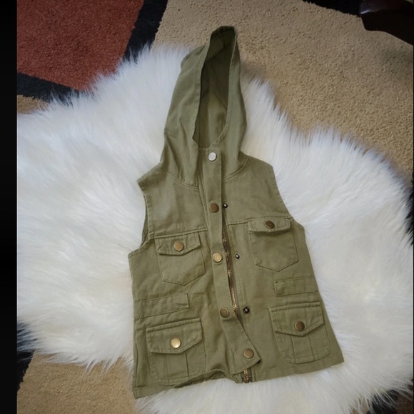 Other - Girl’s boutique army zip up vest size 2T EUC